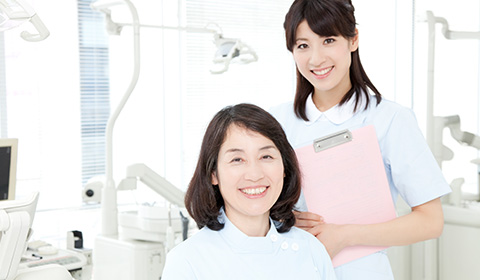 女性と歯科衛生士